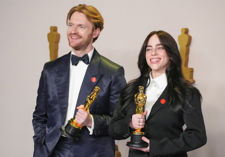 ¿Por qué varias estrellas llevaron un pin rojo en la gala de los Oscars? por-que-varias-estrellas-llevaron-un-pin-rojo-en-la-gala-de-los-oscars-091103-091109.png
