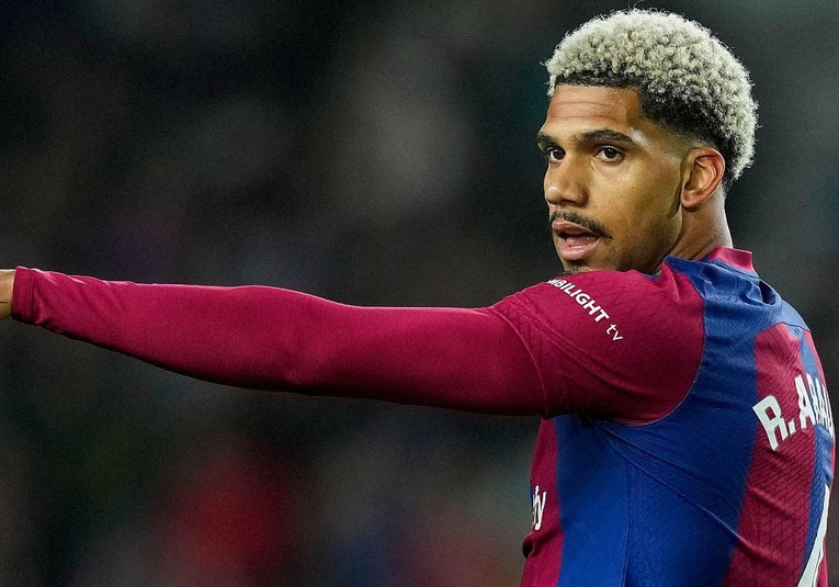 Araujo, de no ver claro su futuro en este mercado a renovar con el Barcelona hasta 2031 araujo-de-no-ver-claro-su-futuro-en-este-mercado-a-renovar-con-el-barcelona-hasta-2031-172016-172036.jpg