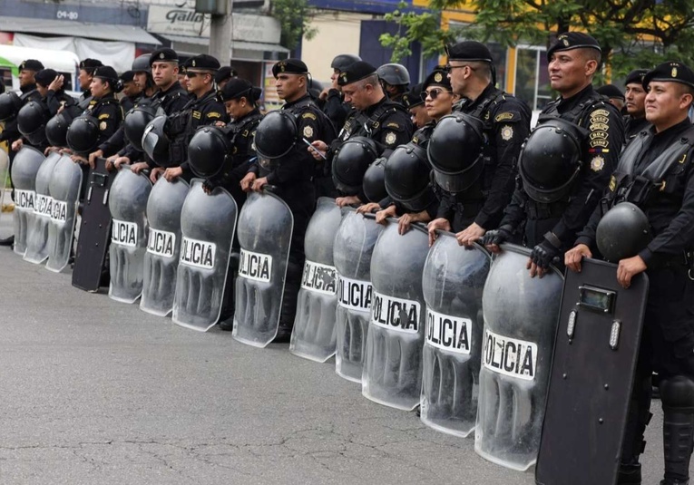 slide Arévalo ordena a la PNC retirar a maestros de los bloqueos con uso de fuerza proporcional