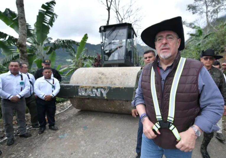 Arévalo supervisa construcción de mil kilómetros de caminos rurales en Purulhá arevalo-supervisa-construccion-de-mil-kilometros-de-caminos-rurales-en-purulh-182608-182648.jpg