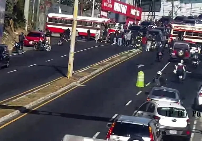 Bloqueo en San Cristóbal tras ataque armado contra piloto de bus en Ciudad Peronia bloqueo-en-san-cristobal-tras-ataque-armado-contra-piloto-de-bus-en-ciudad-peronia-175634-175658.jpg