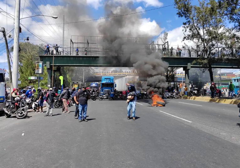 Bloqueos en varias carreteras por rechazo al seguro obligatorio bloqueos-en-varias-carreteras-por-rechazo-al-seguro-obligatorio-130137-130230.jpg