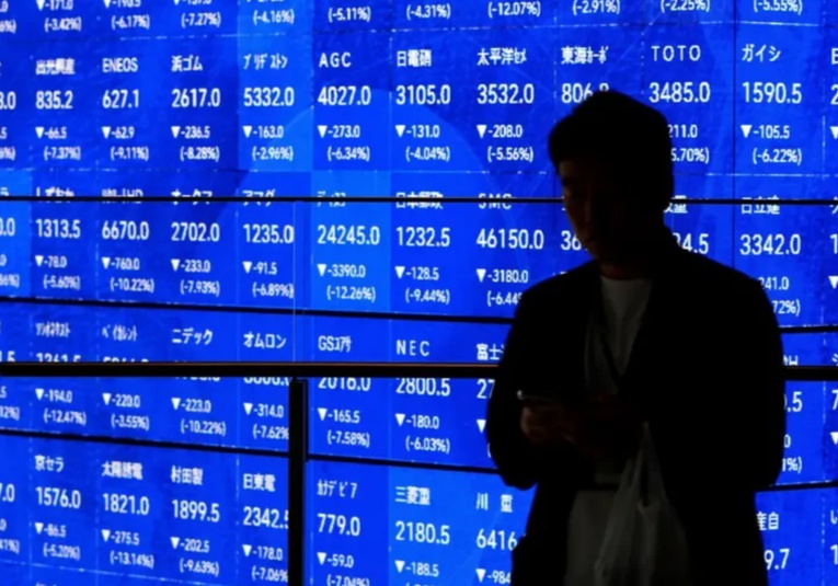 Caen bolsas en Asia y Europa por temor a recesión global tras aranceles de EE.UU. caen-bolsas-en-asia-y-europa-por-temor-a-recesion-global-tras-aranceles-de-ee-uu-115919-120005.jpg