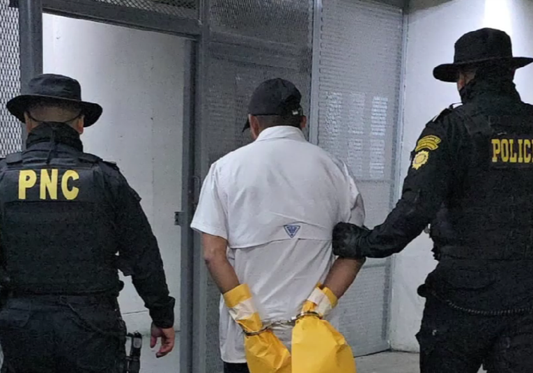 Capturan a conductor acusado de disparar contra pasajeros en zona 18 capturan-a-conductor-acusado-de-disparar-contra-pasajeros-en-zona-18-142001-142225.png