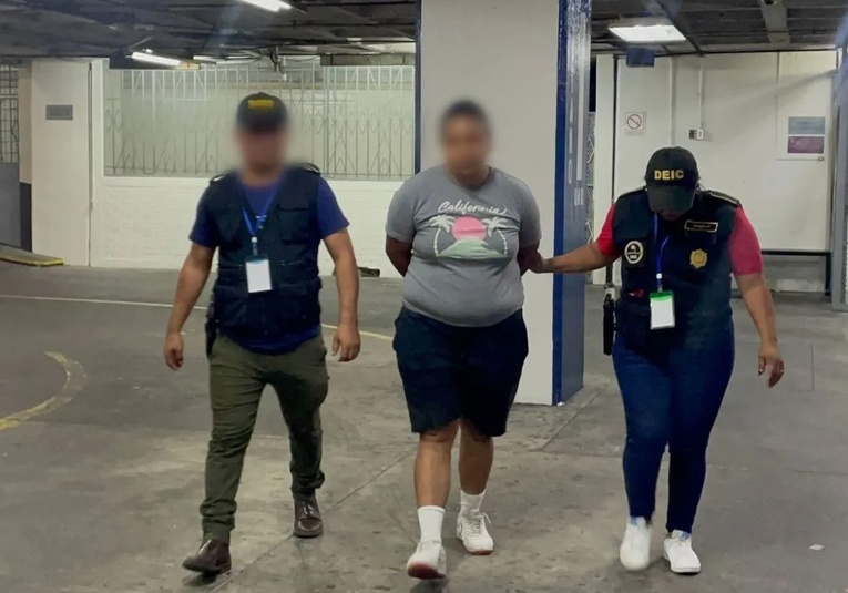 Capturan a presunta sicaria del Barrio 18 tras 16 horas de vigilancia en zona 18 capturan-a-presunta-sicaria-del-barrio-18-tras-16-horas-de-vigilancia-en-zona-18-140317-140356.jpg