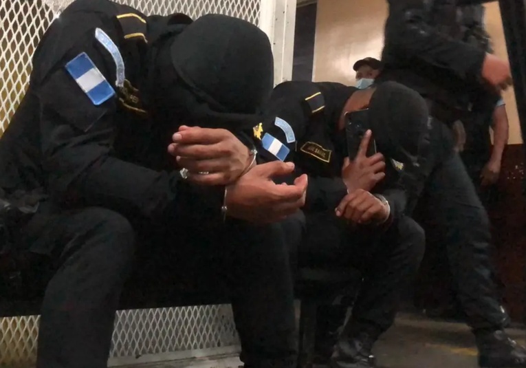 Capturan a seis agentes de la Policí­a Nacional Civil por el delito de extorsión y secuestro capturan-a-seis-agentes-de-la-policia-nacional-civil-por-el-delito-de-extorsion-y-secuestro-185400-185534.jpg