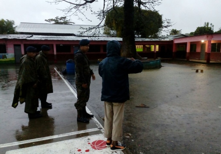 Continúan trabajos de reparación en las escuelas dañadas por las fuertes lluvias continuan-trabajos-de-reparacion-en-las-escuelas-danadas-por-las-fuertes-lluvias-153058-153200.jpg