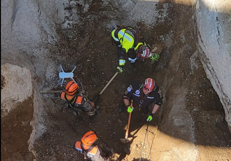 Después de 5 dí­as encuentran vehí­culo que cayó en hundimiento de Villa Nueva despues-de-5-dias-encuentran-vehiculo-que-cayo-en-hundimiento-de-villa-nueva-173753-173806.jpg