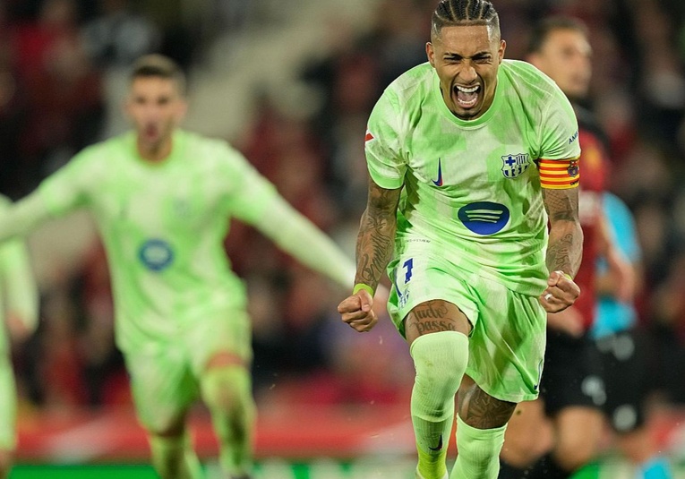 El Barça se oxigena en Son Moix con una goleada el-barca-se-oxigena-en-son-moix-con-una-goleada-172652-172718.jpg