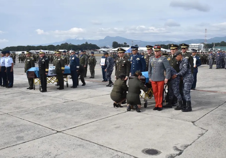 Fuerzas Armadas despiden a oficiales muertos en accidente de helicóptero en Quiché fuerzas-armadas-despiden-a-oficiales-muertos-en-accidente-de-helicoptero-en-quiche-133754-133831.jpg