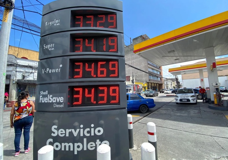 Gasolinas y diésel suben entre Q0.50 y Q0.80 por galón desde el 1 de abril gasolinas-y-diesel-suben-entre-q0-50-y-q0-80-por-galon-desde-el-1-de-abril-131611-131652.jpg