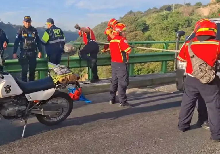 Hombre fallece tras lanzarse desde el puente Las Charcas
