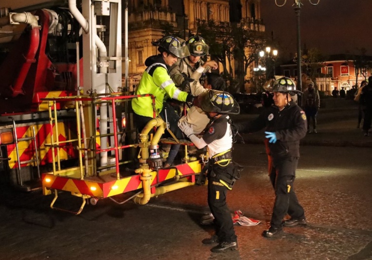 Hombre intenta lanzarse desde el Palacio Nacional y es rescatado por bomberos