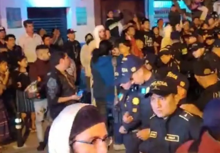 Integrantes de Lev Tahor protagonizan incidente en centro de atención a la niñez en zona 3 integrantes-de-lev-tahor-protagonizan-incidente-en-centro-de-atencion-a-la-ninez-en-zona-3-125316-125405.jpg