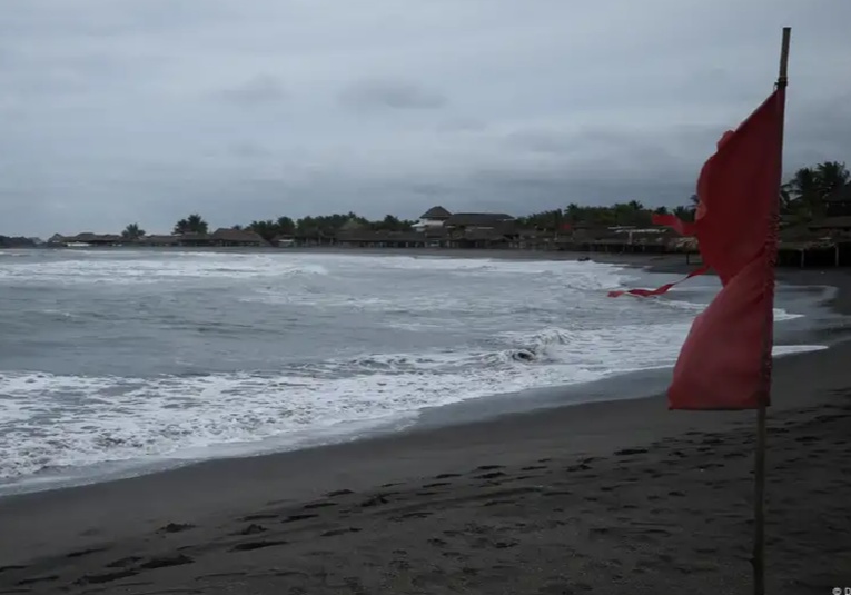 Las tormentas Flossie y Barry se forman frente a México