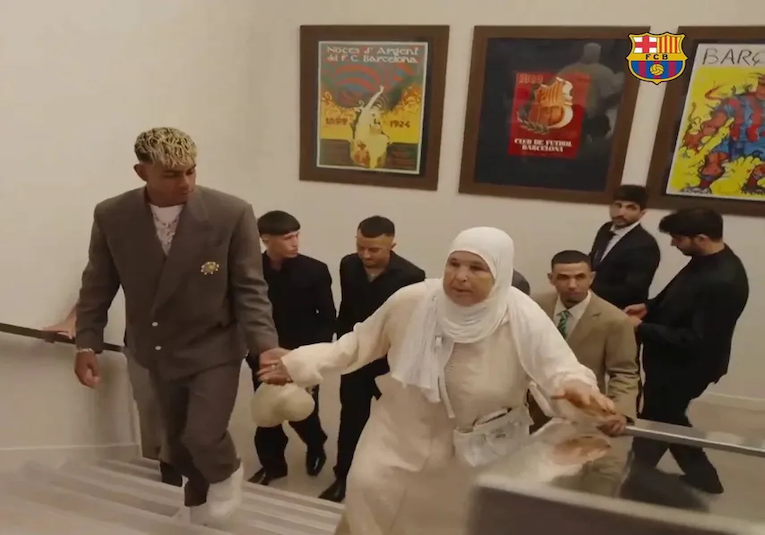 “Sin ella no podía hacerlo”: Lamine Yamal firma con el Barça junto a su abuela… y responde sobre Messi ldquo-sin-ella-no-podia-hacerlo-rdquo-lamine-yamal-firma-con-el-barca-junto-a-su-abuela-hellip-y-responde-sobre-messi-074654-074826.png
