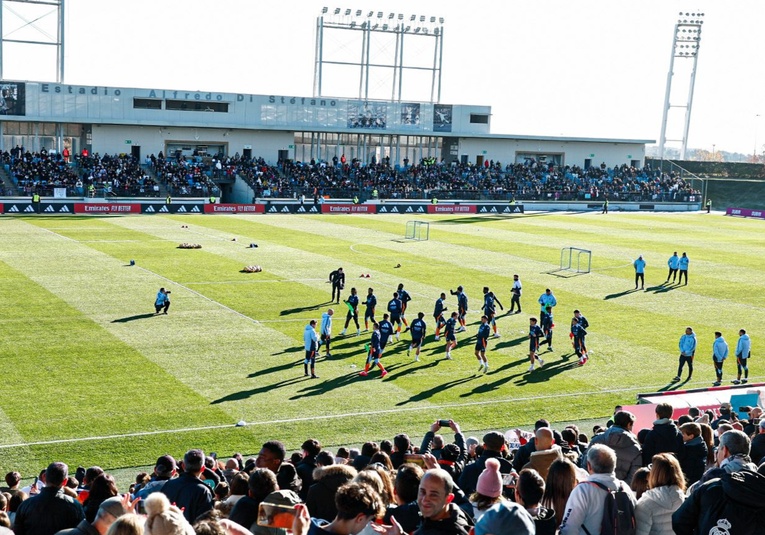 Lleno en Valdebebas para ver el último entrenamiento del año del Real Madrid lleno-en-valdebebas-para-ver-el-ultimo-entrenamiento-del-ano-del-real-madrid-144614-144643.jpg