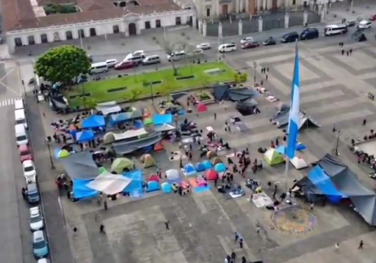 Maestros del STEG acampan frente al Palacio Nacional exigiendo cambios en el MINEDUC maestros-del-steg-acampan-frente-al-palacio-nacional-exigiendo-cambios-en-el-mineduc-132052-132207.png