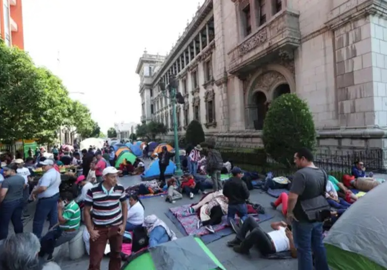 Maestros del STEG cumplen segundo día de plantón en la Plaza de la Constitución maestros-del-steg-cumplen-segundo-dia-de-planton-en-la-plaza-de-la-constitucion-121828-121905.jpg