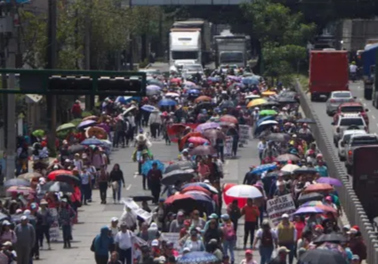 Maestros marchan liderados por Joviel Acevedo en rechazo al aumento salarial del Gobierno maestros-marchan-liderados-por-joviel-acevedo-en-rechazo-al-aumento-salarial-del-gobierno-125850-130135.jpg