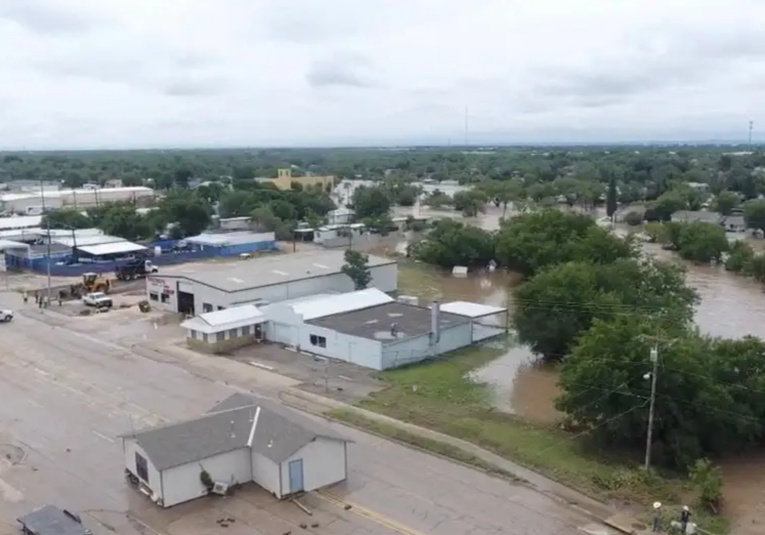 Muertes por inundaciones en Texas sobrepasan las 100