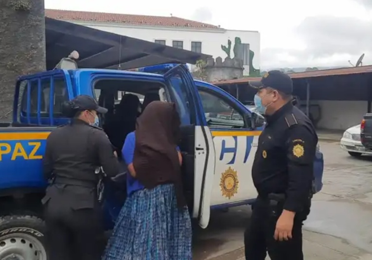 Pobladores de aldea de Cobán destierran a mujer que decapito a su esposo en defensa propia pobladores-de-aldea-de-cob-n-destierran-a-mujer-que-decapito-a-su-esposo-en-defensa-propia-185828-185832.jpg