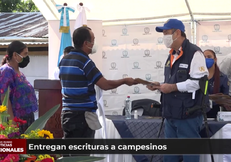 Presidente Alejandro Giammattei entrega escrituras a campesinos presidente-alejandro-giammattei-entrega-escrituras-a-campesinos-144249-144403.png