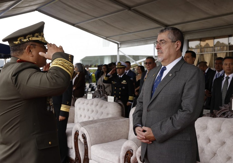 Presidente Arévalo encabeza graduación y ascensos militares en Día del Ejército presidente-arevalo-encabeza-graduacion-y-ascensos-militares-en-dia-del-ejercito-125412-125537.jpg