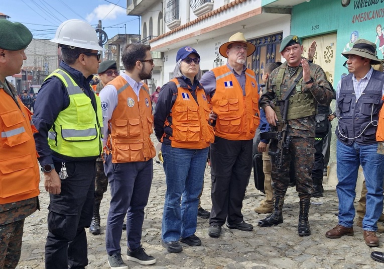 Presidente Arévalo llega a Santa María de Jesús para supervisar labores tras sismos presidente-arevalo-llega-a-santa-maria-de-jesus-para-supervisar-labores-tras-sismos-124544-124554.jpg