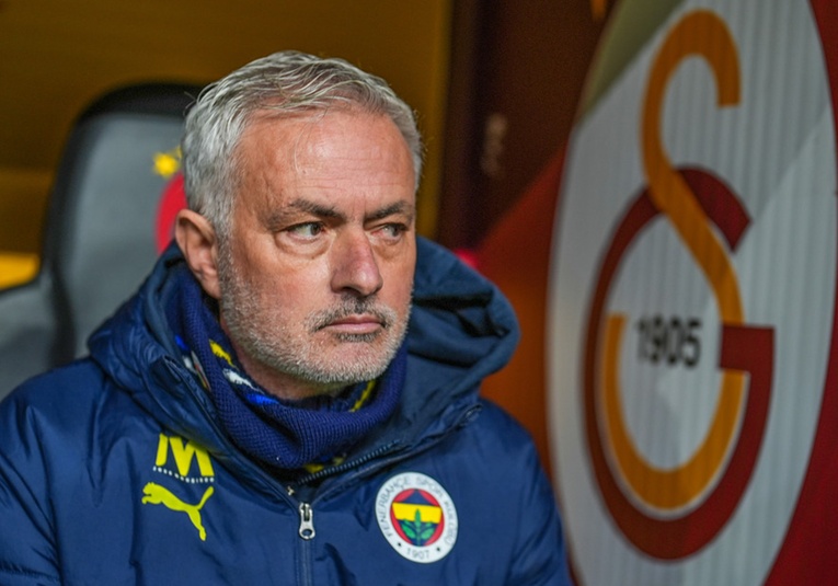 'Su banquillo saltó como monos': Acusan a Mourinho de racismo su-banquillo-salto-como-monos-acusan-a-mourinho-de-racismo-094956-095013.jpg