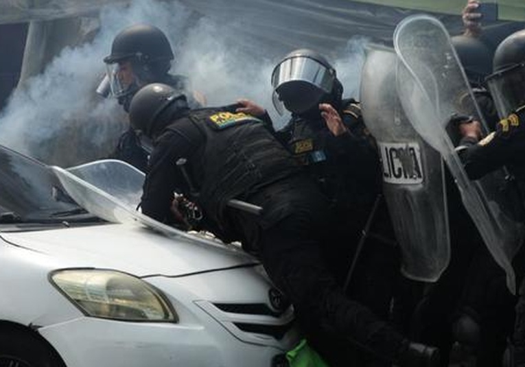 Taxista arrolla y dispara contra agentes de la PNC; fue detenido y trasladado a un hospital taxista-arrolla-y-dispara-contra-agentes-de-la-pnc-fue-detenido-y-trasladado-a-un-hospital-134144-134238.jpg