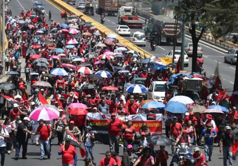 Trabajadores de la salud bloquean más de 10 carreteras en protesta por aumento salarial trabajadores-de-la-salud-bloquean-m-s-de-10-carreteras-en-protesta-por-aumento-salarial-154547-154625.jpg