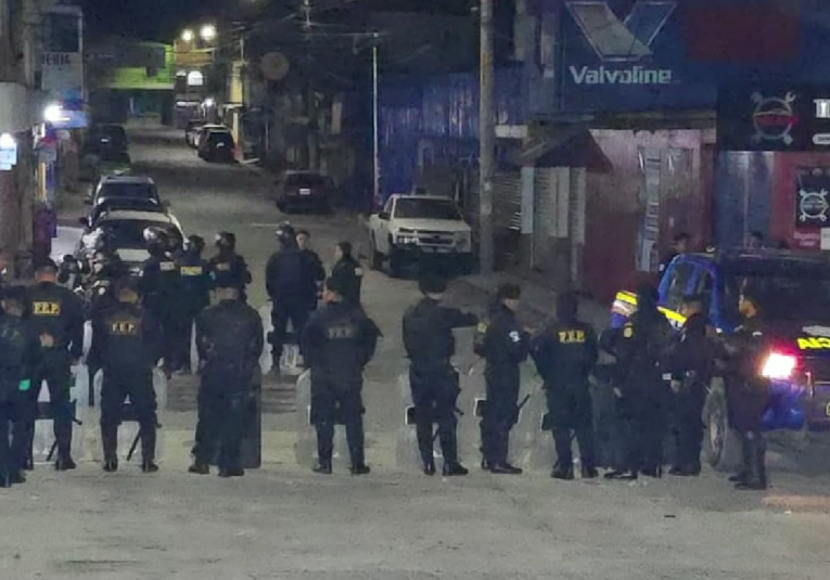 Vecinos de Villa Nueva intentan linchar a tres hombres tras ataque armado