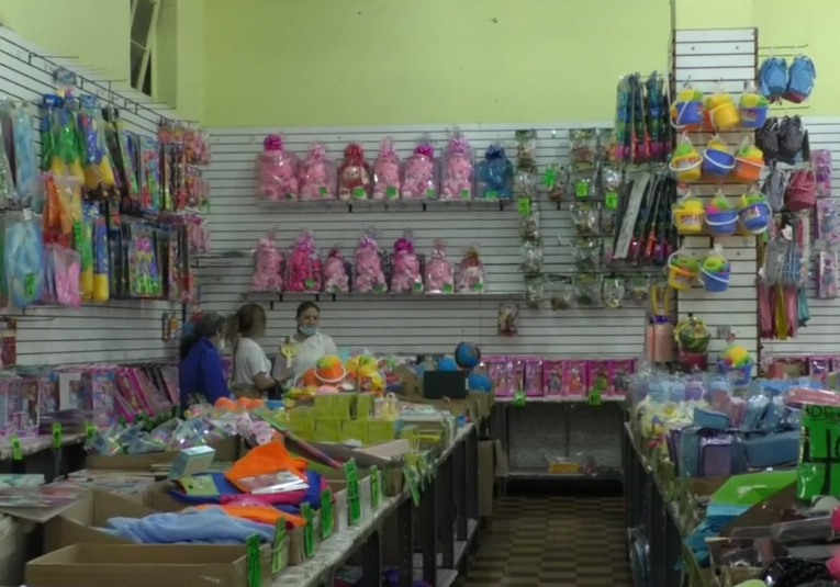 Vendedores guatemaltecos se preparan don diversos productos para el dí­a del niño vendedores-guatemaltecos-se-preparan-don-diversos-productos-para-el-dia-del-nino-192853-193119.png