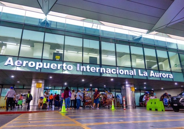Vicepresidenta Karin Herrera supervisa protocolos en recepción de migrantes deportados en el Aeropuerto La Aurora vicepresidenta-karin-herrera-supervisa-protocolos-en-recepcion-de-migrantes-deportados-en-el-aeropuerto-la-aurora-151909-151922.jpg