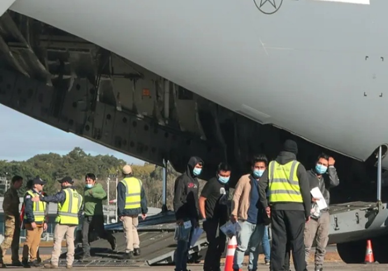 Vuelo militar con deportados guatemaltecos genera controversia por uso de grilletes vuelo-militar-con-deportados-guatemaltecos-genera-controversia-por-uso-de-grilletes-151254-151306.jpg