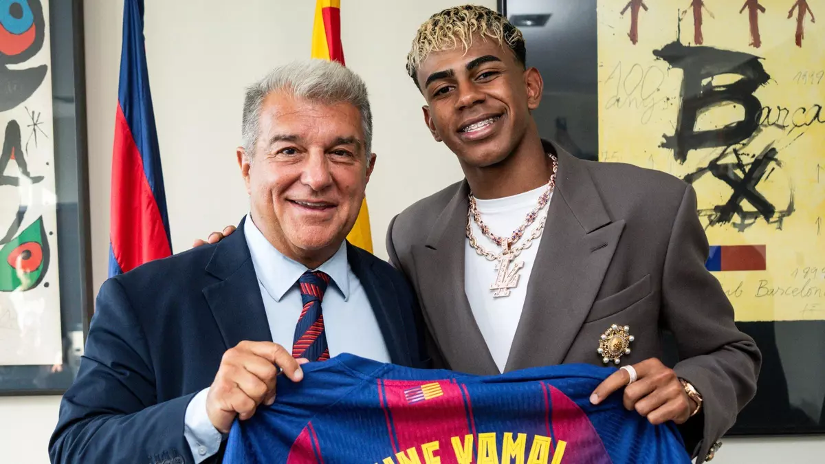 Lamine Yamal junto al presidente del Barcelona, Joan Laporta, tras renovar su contrato hasta 2031. / FCB